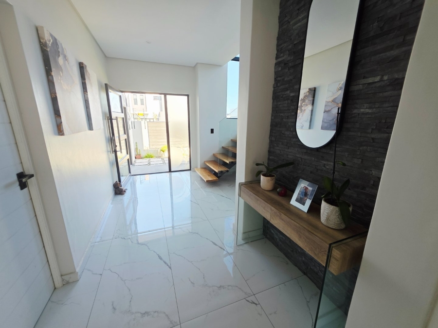 5 Bedroom Property for Sale in Sandown Western Cape